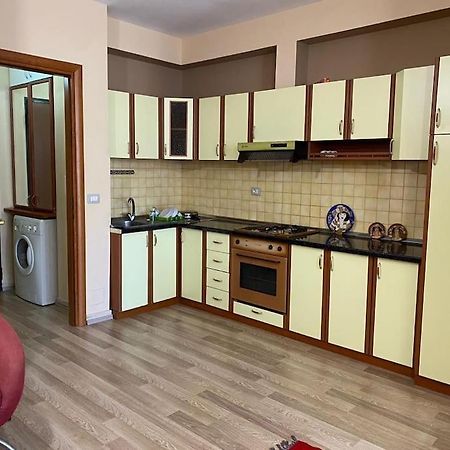 Апартаменти *Heart Of New Bazaar 1 Bed Apt* Тирана Екстер'єр фото